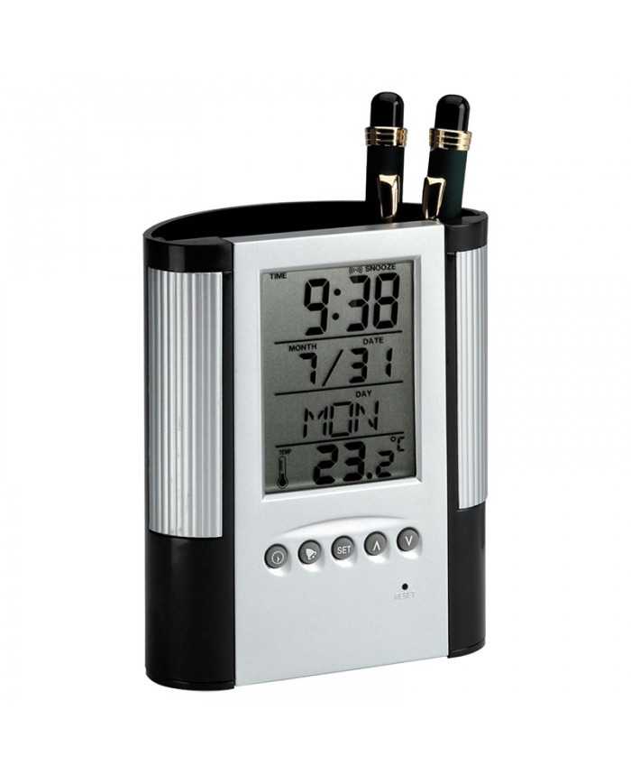 Porta lapiceros de plastico con reloj delante